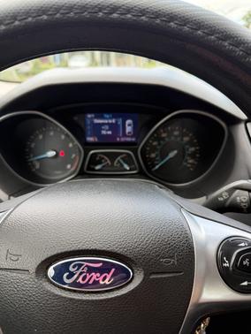 Gray 2014 Ford Focus SE