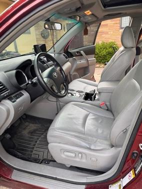 Red 2010 Toyota Highlander SE