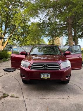 Red 2010 Toyota Highlander SE