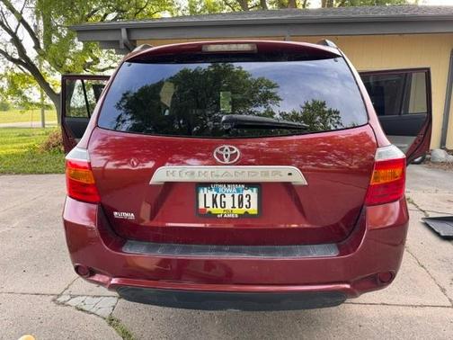 Red 2010 Toyota Highlander SE