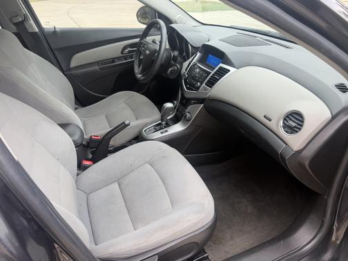 Gray 2015 Chevrolet Cruze 1LT