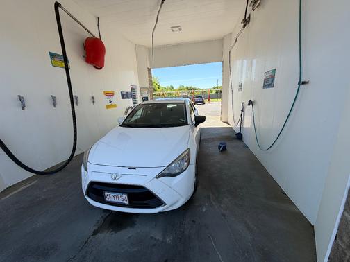 White 2018 Toyota Yaris iA Base