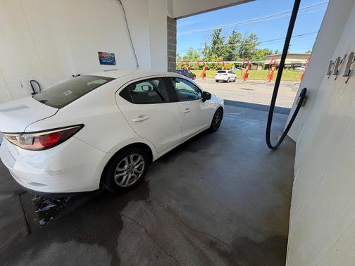 White 2018 Toyota Yaris iA Base
