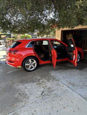 2019 Audi e-tron Premium Plus