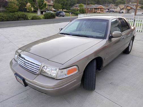 Gold 2003 Ford Crown Victoria LX Sport