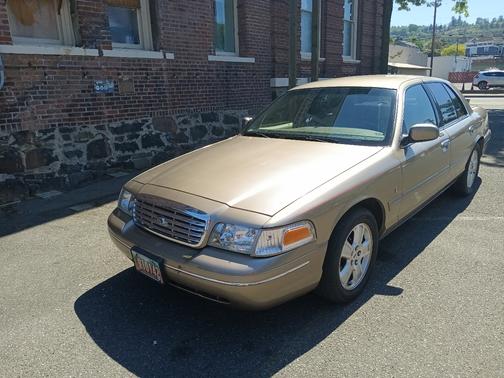 Gold 2003 Ford Crown Victoria LX Sport