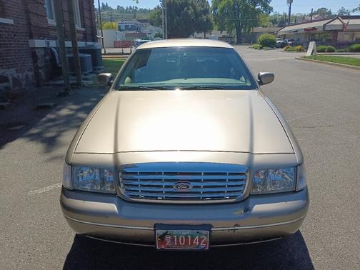 Gold 2003 Ford Crown Victoria LX Sport