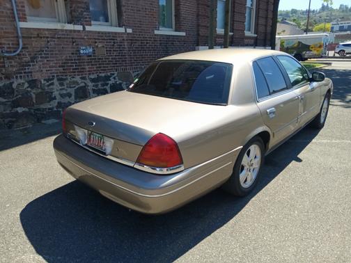 Gold 2003 Ford Crown Victoria LX Sport