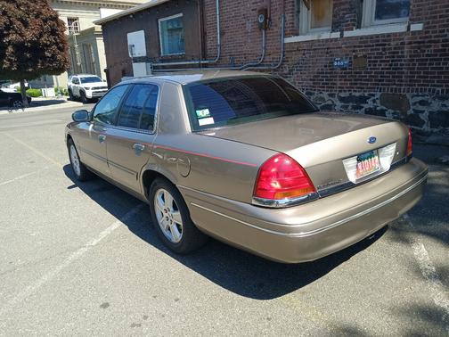 Gold 2003 Ford Crown Victoria LX Sport