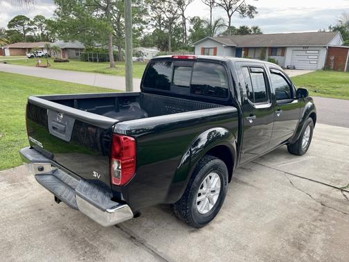 Black 2019 Nissan Frontier SV