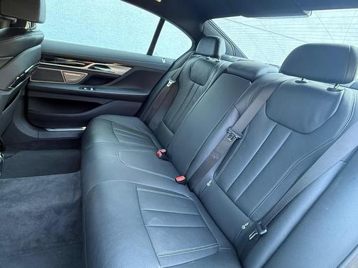 Black 2019 BMW 740 i