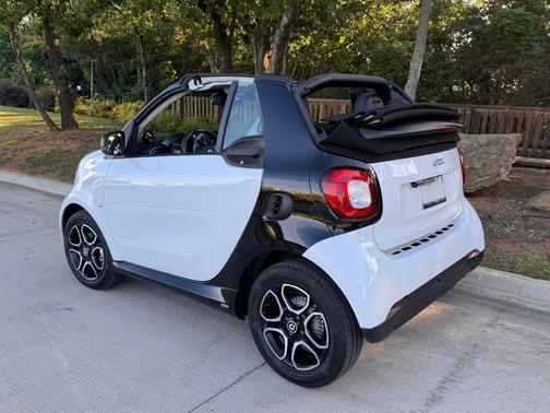 White 2018 smart ForTwo Electric Drive Prime