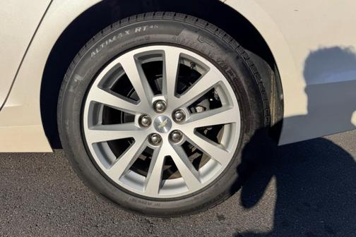 White 2013 Chevrolet Malibu 2LT