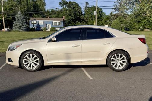 White 2013 Chevrolet Malibu 2LT