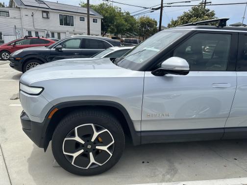 2023 Rivian R1S Adventure Quad-Motor Large Package