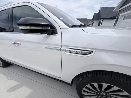 White 2019 Lincoln Navigator L Reserve