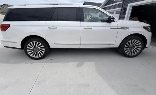 White 2019 Lincoln Navigator L Reserve