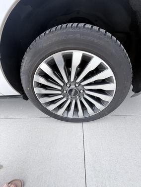 White 2019 Lincoln Navigator L Reserve