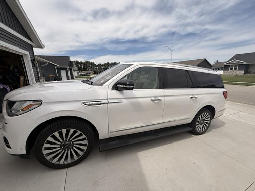 White 2019 Lincoln Navigator L Reserve