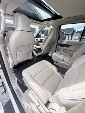 White 2019 Lincoln Navigator L Reserve