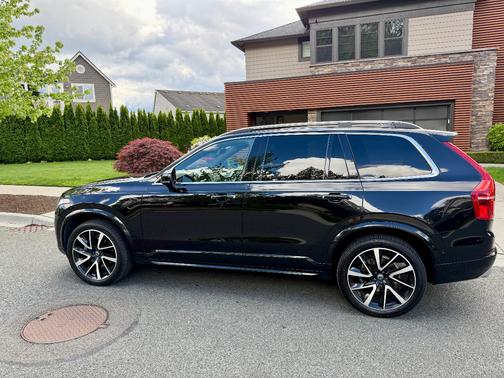 Black 2018 Volvo XC90 T6 Momentum