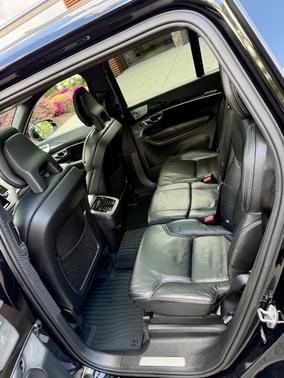 Black 2018 Volvo XC90 T6 Momentum