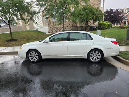 White 2007 Toyota Avalon XLS