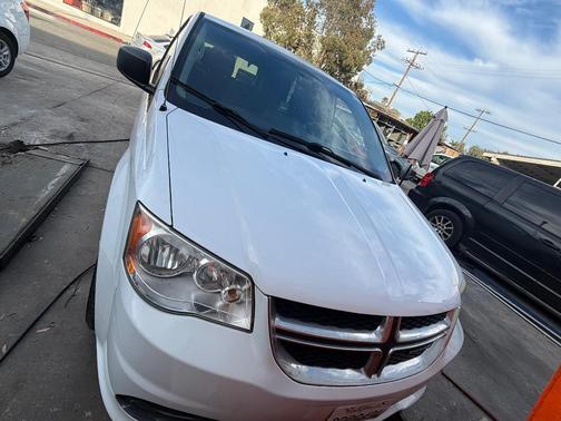 White 2015 Dodge Grand Caravan AVP/SE