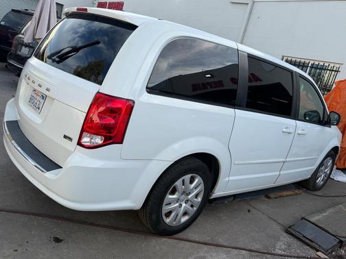 White 2015 Dodge Grand Caravan AVP/SE