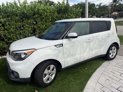 White 2018 Kia Soul Base