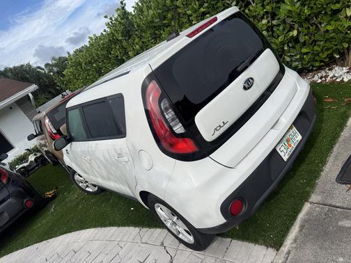 White 2018 Kia Soul Base