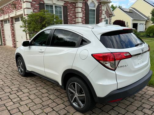 White 2021 Honda HR-V EX