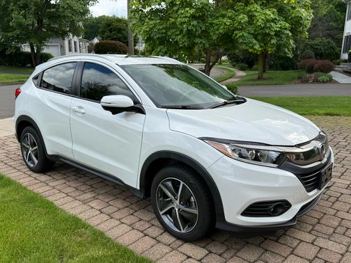 White 2021 Honda HR-V EX