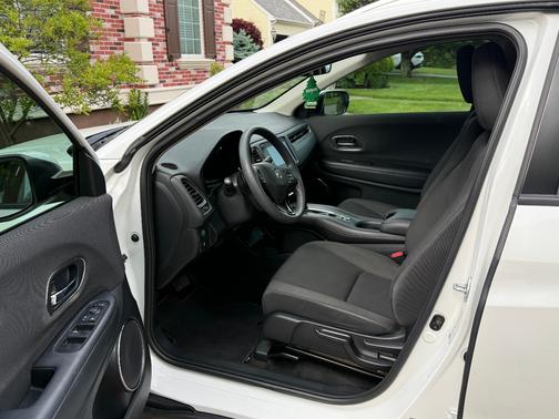 White 2021 Honda HR-V EX