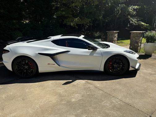 White 2024 Chevrolet Corvette Z06 w/2LZ