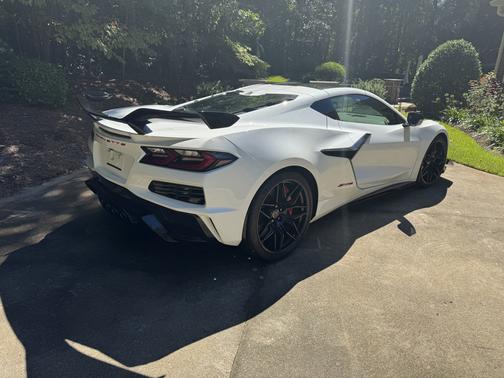 White 2024 Chevrolet Corvette Z06 w/2LZ