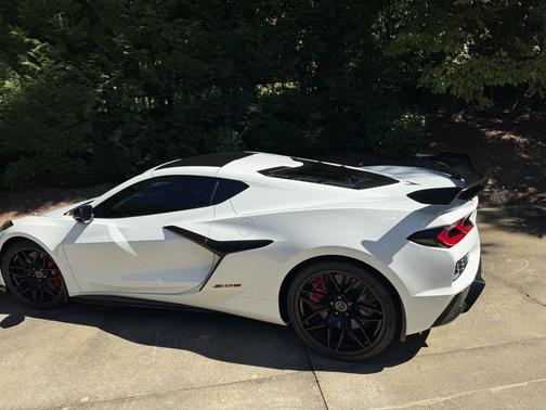 White 2024 Chevrolet Corvette Z06 w/2LZ