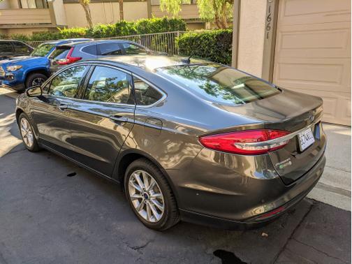 Photo 5 of 12 of 2018 Ford Fusion Energi SE Luxury