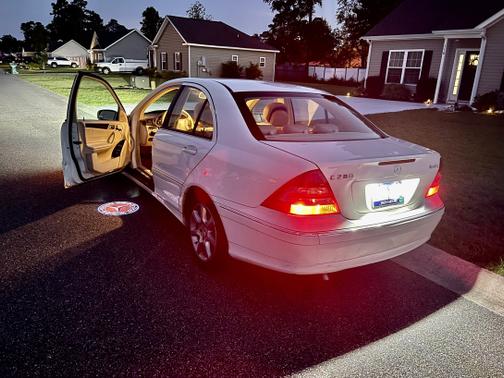 Photo 4 of 6 of 2007 Mercedes-Benz C-Class C280 4MATIC