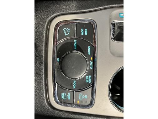Photo 5 of 9 of 2012 Jeep Grand Cherokee Overland