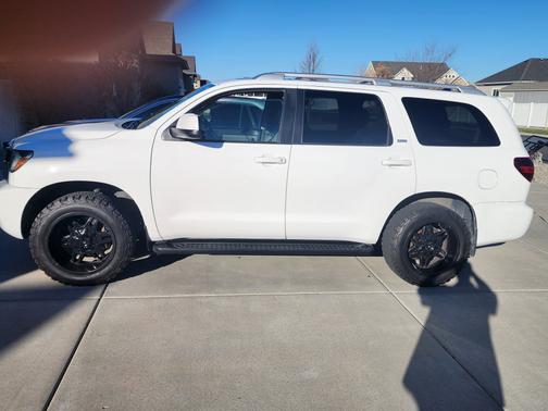 White 2018 Toyota Sequoia SR5