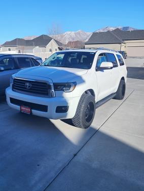 White 2018 Toyota Sequoia SR5