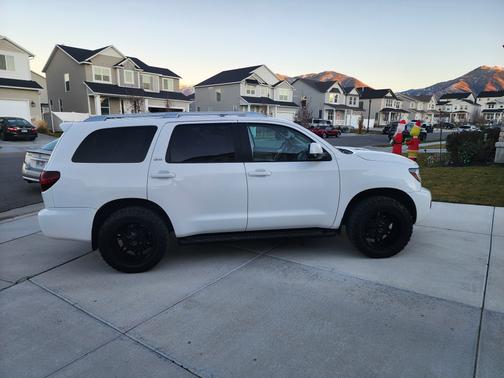 White 2018 Toyota Sequoia SR5