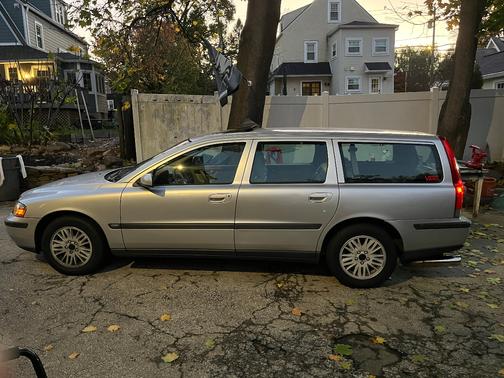 2004 Volvo V70 Base
