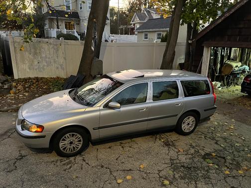 2004 Volvo V70 Base