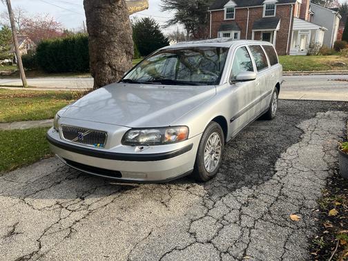 2004 Volvo V70 Base