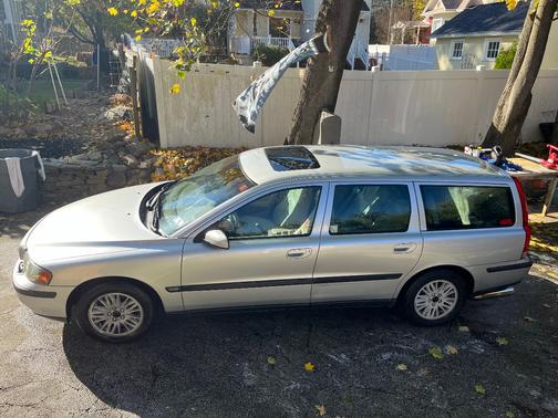 2004 Volvo V70 Base
