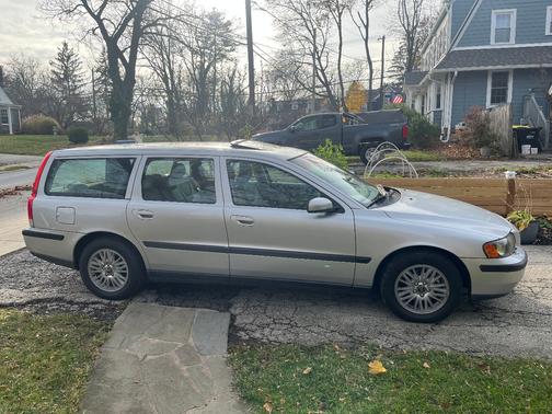 2004 Volvo V70 Base
