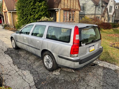 2004 Volvo V70 Base