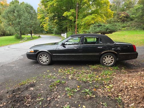 Black 2006 Lincoln Town Car Signature
